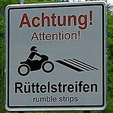 Rüttelstreifen sollen die Motorradfahrer abbremsen.