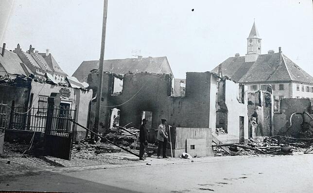 Beim Brand konnte das Rathaus (mit Türmchen) und rechts das ehemalige fürstenbergische Amtshaus vor dem Übergreifen der Flammen bewahrt ...