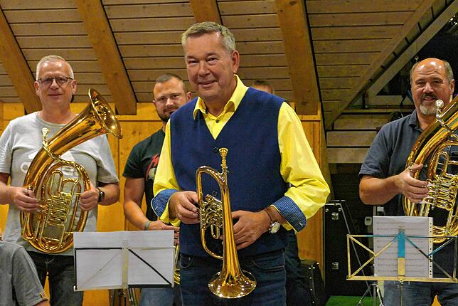 Martin Henkenius mit seinen Vereinskollegen. Er war lange Zeit Dirigent des Leibertinger Musikvereins.