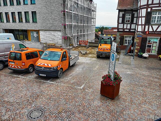 Am Montag war der Rathausbrunnen bereits komplett abgebaut. Dort, wo der Pflanzkübel mit dem Fußgängerzone-Schild steht, soll der neue ...