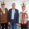 Siegfried Endres (links) und Karl Bosch kommen mit Michael Zehnle jedes Jahr zur Fasnacht ins Seniorenzentrum Stockach. Dessen Leiter ...