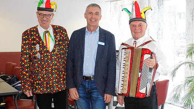 Siegfried Endres (links) und Karl Bosch kommen mit Michael Zehnle jedes Jahr zur Fasnacht ins Seniorenzentrum Stockach. Dessen Leiter ...