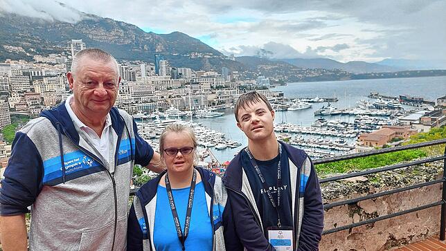 Trainer Bruno Schneider zusammen mit seiner Tochter Sabrina und Fabian Stoll vor dem Hafen Monacos.