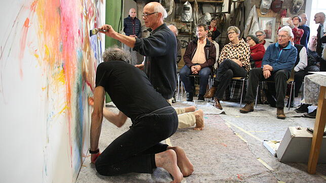 Gut besucht war die Malperformance von Gianni Vasari (vorne) und Markus Waber im Rehmann Museum.