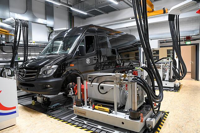 Die Prüfstände sind mit modernster Technik ausgestattet, so dass sich rein elektrische, hybridisierte und verbrennungsmotorische ...