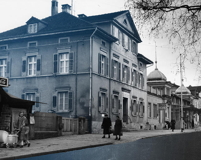 Im Konstanzer Hauptzollamt wird Georg Elser das erste Mal verhört. Die Aufnahme stammt aus den 50er-Jahren.