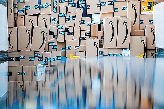 Pakete liegen in einem Logistikzentrum des Versandhändlers Amazon in einem Lkw. Auch Amazon kämpft gegen eine Flut von Fake-Produkten ...