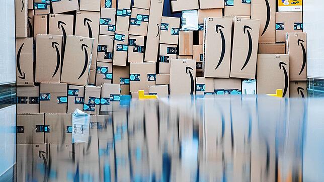 Pakete liegen in einem Logistikzentrum des Versandhändlers Amazon in einem Lkw. Auch Amazon kämpft gegen eine Flut von Fake-Produkten ...