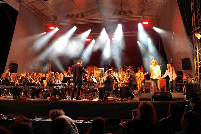 Blasmusik und Rockband auf einer Bühne: Bereits 2019 traten die Feuerwehrkapelle und Fireball gemeinsam an der Entenburg auf.