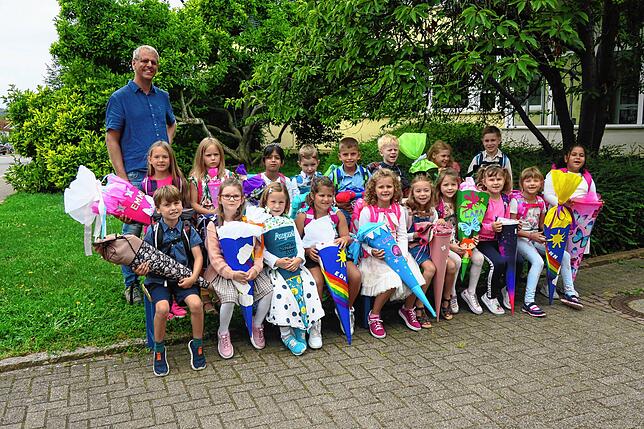 18 Jungen und Mädchen wurden dieses Jahr an der Grundschule Oberlauchringen in der Klasse 1b eingeschult. Klassenlehrer ist Jean-Marc ...