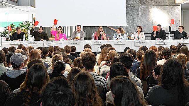 Das sind die Teilnehmer an der Podiumsdiskussion im Klettgau-Gymnasium Tiengen (von links): Manfred Hentz (für den Landesverband ...