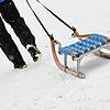 Ein Mann zieht seinen Schlitten über den Schnee (Symbolbild): Zu einem Unfall mit einem Verletzten ist es am Freitag auf einer Skipiste ...
