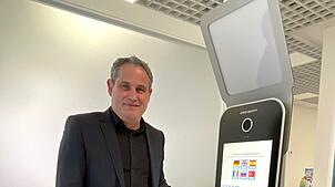 Bürgermeister Dirk Harscher mit dem neuen Speed-Capture-Kiosk. Foto: Stadt Schopfheim