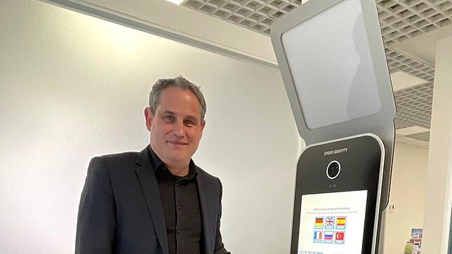 Bürgermeister Dirk Harscher mit dem neuen Speed-Capture-Kiosk. Foto: Stadt Schopfheim