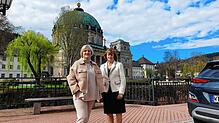 Zwei Macherinnen und ein Kunstwerk: Marianne Wriedt (links) und Hedwig Kaiser vor dem St.¦Blasier Dom: Darin soll die Gaia-Kugel des ...