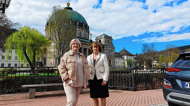 Zwei Macherinnen und ein Kunstwerk: Marianne Wriedt (links) und Hedwig Kaiser vor dem St.¦Blasier Dom: Darin soll die Gaia-Kugel des ...