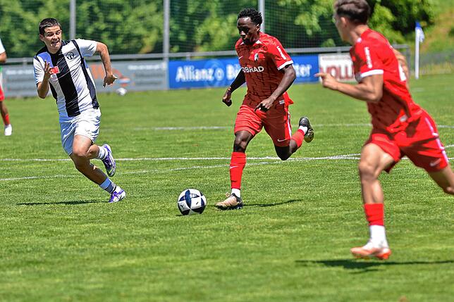 Bild 21: SC Freiburg II gewinnt Test beim FC Erzingen gegen den FC Zürich II mit 6:3 – wir haben Fotos!