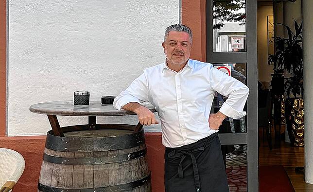 Für Murat Gökcimen vom Apero in der Niederen Straße ist es die erste Sommersaison. Während gegenüber noch gefeiert wird, muss er schon ...