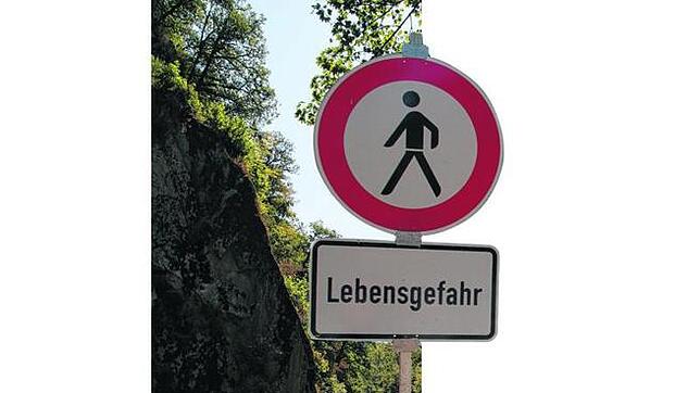 Betreten verboten: Seit einem Jahr ist die Albtalstraße zwischen Tiefenstein und Hohenfels wegen Felssturz gesperrt. Die Bürgermeister ...