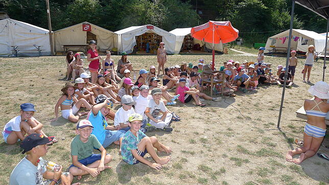 Spannendes Lagerspiel um einen Dieb im Zeltlager Benistobel: Bei der Pressekonferenz haben sich alle Kinder, die auch Zeugen sind, um ...