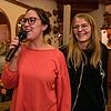 Neue Ideen für den närrischen Nachwuchs der Meßkircher Katzenzunft haben Franziska Schmid (links) und Selina Maier.