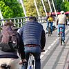 Zu wenig Platz: Radfahrer sind auf der Alten Rheinbrücke auf den separaten Radweg gequetscht. Den müssen sie sich in beide Richtungen ...