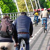 Zu wenig Platz: Radfahrer sind auf der Alten Rheinbrücke auf den separaten Radweg gequetscht. Den müssen sie sich in beide Richtungen ...