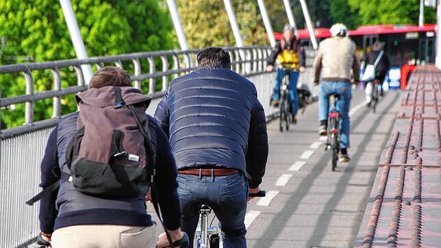 Zu wenig Platz: Radfahrer sind auf der Alten Rheinbrücke auf den separaten Radweg gequetscht. Den müssen sie sich in beide Richtungen ...