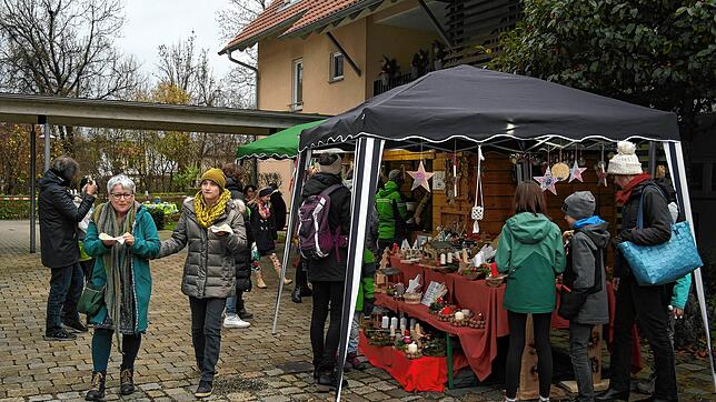 Kreative Ideen und ein reichhaltiges Angebot selbst gefertigter Dinge: Auf dem Adventsmarkt in Oberteuringen trafen sich am Freitag die ...