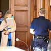 Die Angeklagte betritt unter den Augen von Justizbeamten am zweiten Prozesstag den Verhandlungssaal im Landgericht Rottweil.