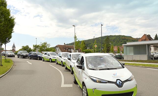 Ein Bild aus dem Jahr 2016: Kolonnenweise auf der Straße zu sehen waren dieser Tage die neuen Carsharing-Elektroautos der Stadtwerke ...