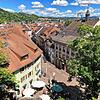 Blick vom Schloss Tiengen auf die Fußgängerzone und das Rathaus.