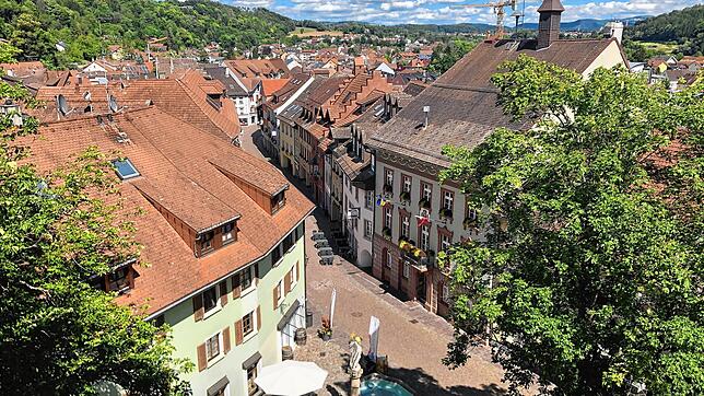 Blick vom Schloss Tiengen auf die Fußgängerzone und das Rathaus.