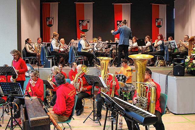 Die Blaskapelle Lautenbach, der Musikverein Herdwangen und die Musikkapelle Großschönach spielen bei der Amtseinsetzung auf.