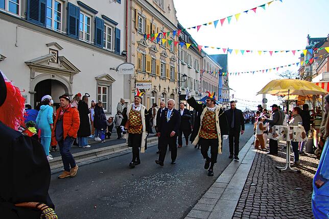 Wolfgang Kubicki (Mitte) im vergangenen Jahr beim Umzug durch die Oberstadt.