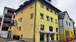 Um dieses Haus geht es: Weil das Eckhaus Hauptstraße/Biberacherhofstraße einsturzgefährdet ist, müssen dessen Bewohner nun unverzüglich ...