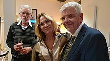 Wahlkampfauftakt für Wübbe: Die Besucher Holger Schappeler und Sabine Müller machen sich ein Bild von OB-Kandidat Olaf Wübbe (von ...