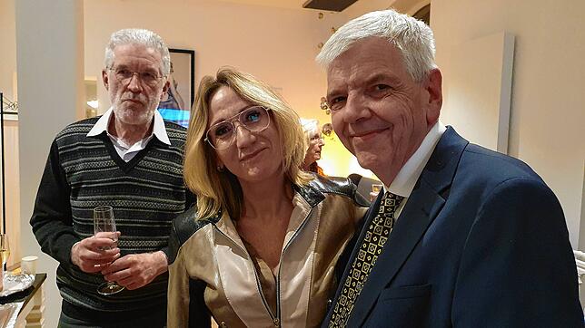 Wahlkampfauftakt für Wübbe: Die Besucher Holger Schappeler und Sabine Müller machen sich ein Bild von OB-Kandidat Olaf Wübbe (von ...
