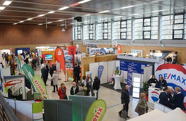 Bunter Marktplatz: Groß war die Vielfalt des Angebots bei einem Blick in die Tiengener Stadthalle am Samstag, dem ersten Tag der ...