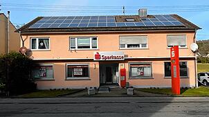 Die Sparkasse Engen-Gottmadingen schließt zum 1. August zwei Standorte, darunter auch den in Aach (hier im Bild).