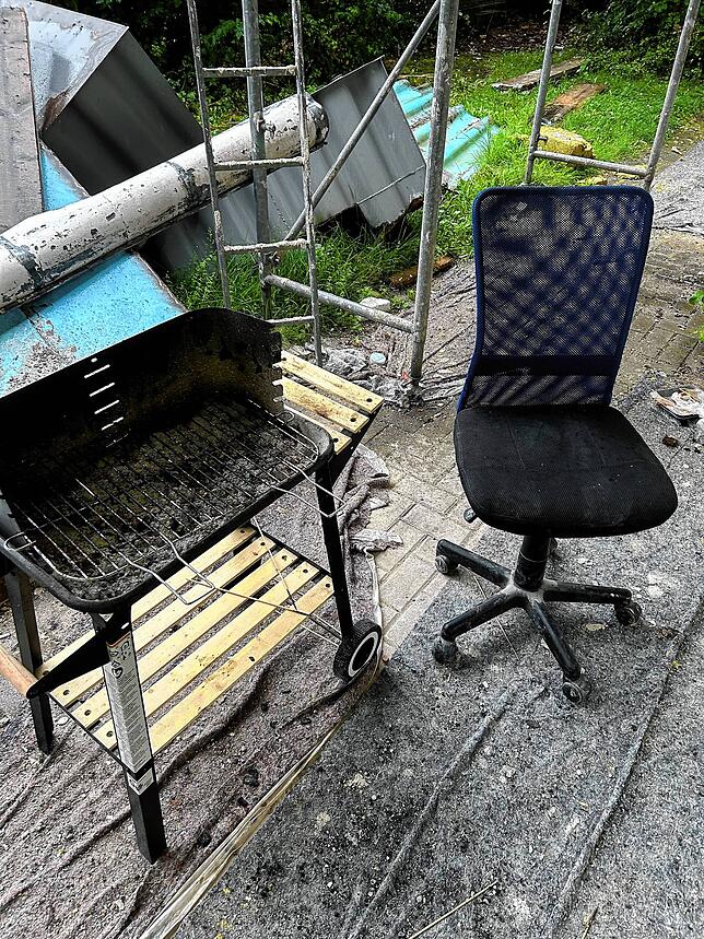 Ein Kohlegrill diente als Ersatz für eine Küche, um Essen zuzubereiten.