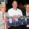Bewegender Abschied: Mit persönlichen Worten und Würdigungen sowie Erinnerungsgeschenken wurde Sportrichter Rainer Koller (Mitte) aus ...