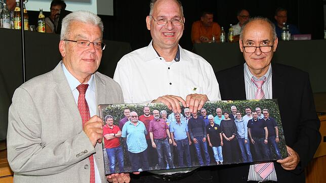 Bewegender Abschied: Mit persönlichen Worten und Würdigungen sowie Erinnerungsgeschenken wurde Sportrichter Rainer Koller (Mitte) aus ...