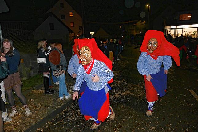 Bild 10: Riedböhringen ist ab sofort in Narrenhand. Nachtumzug eröffnet dreitägiges Narrentreffen.