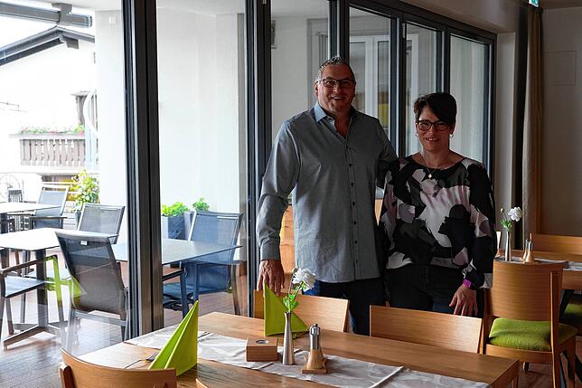 Arndt und Silke Bleicher-Langenstein freuen sich auf Gäste im Restaurant und auf der Terrasse.