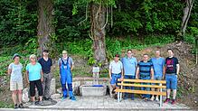 Der Mattenbrunnen ist jetzt zu einem schmucken Treffpunkt geworden. Im Bild (von links) einige der Helfer mit den beiden Vorsitzenden ...