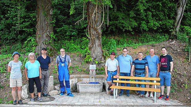 Der Mattenbrunnen ist jetzt zu einem schmucken Treffpunkt geworden. Im Bild (von links) einige der Helfer mit den beiden Vorsitzenden ...