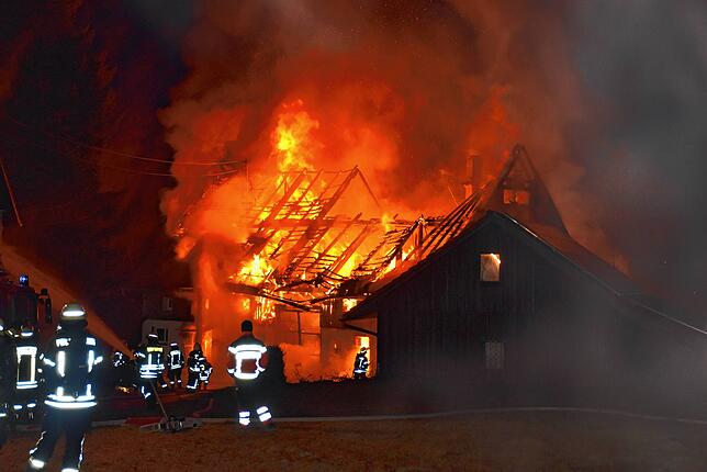 Nichts mehr zu retten gibt es bei dem Großbrand in Fischbach
