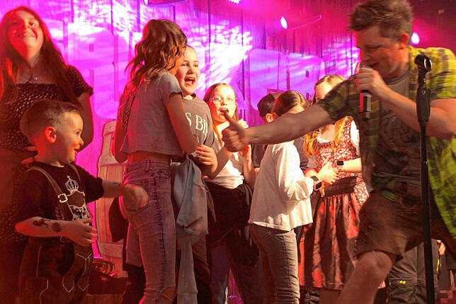 Bild 12: Ausgelassene Stimmung beim Dorfrocker-Konzert in Sauldorf