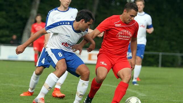 Keinen Zentimeter schenkten sich der FC Paffenweiler und der SV Überauchen in einem torreichen Derby. Hier versucht der Überauchener ...